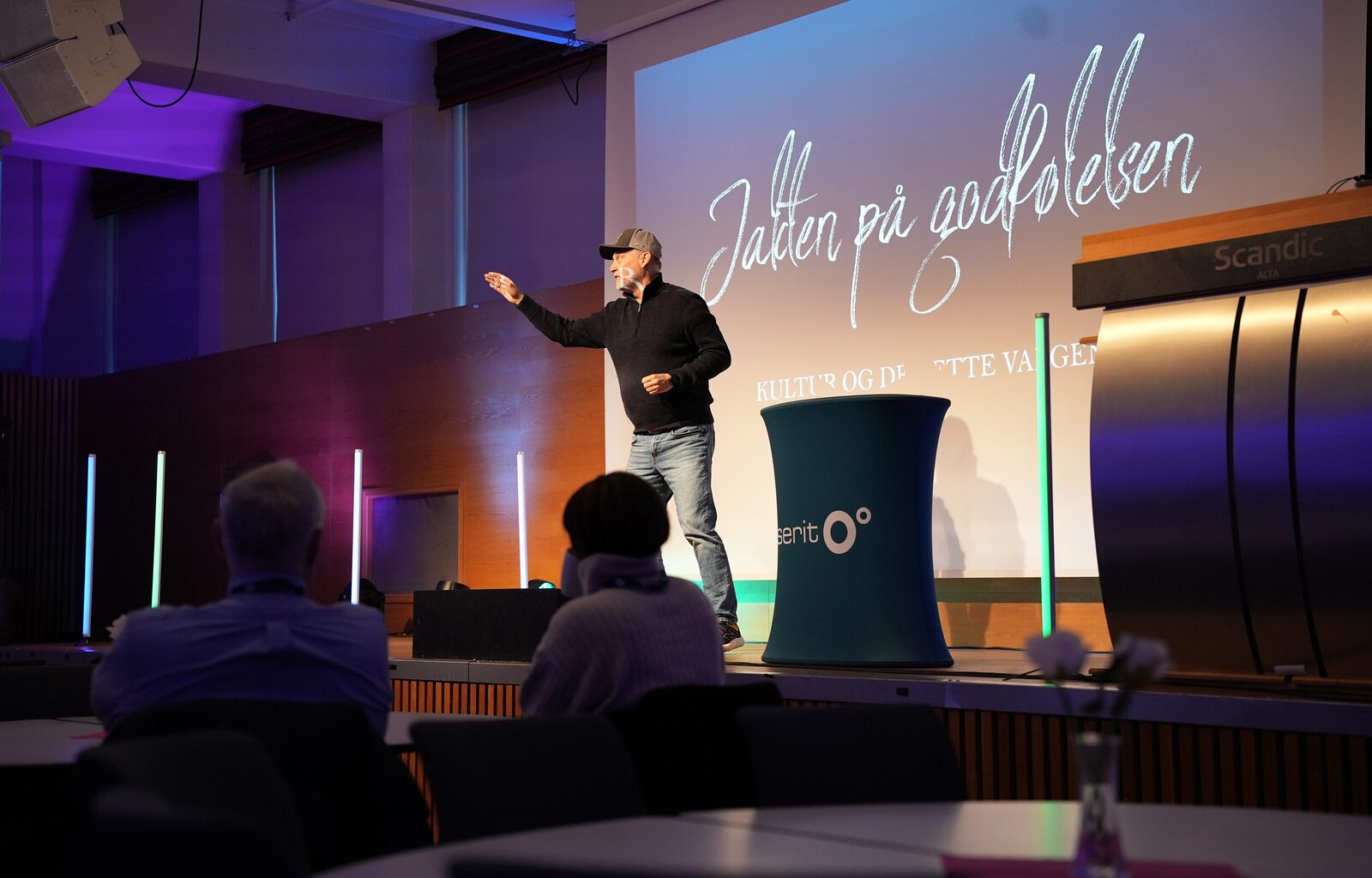 Odd Inge Johansen peker mot salen under et foredrag
