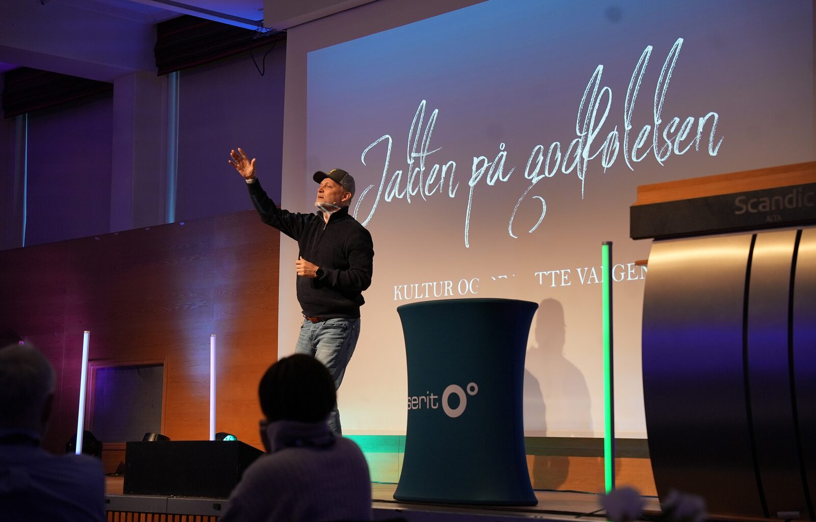 Odd Inge Johansen med hevet arm under et foredrag