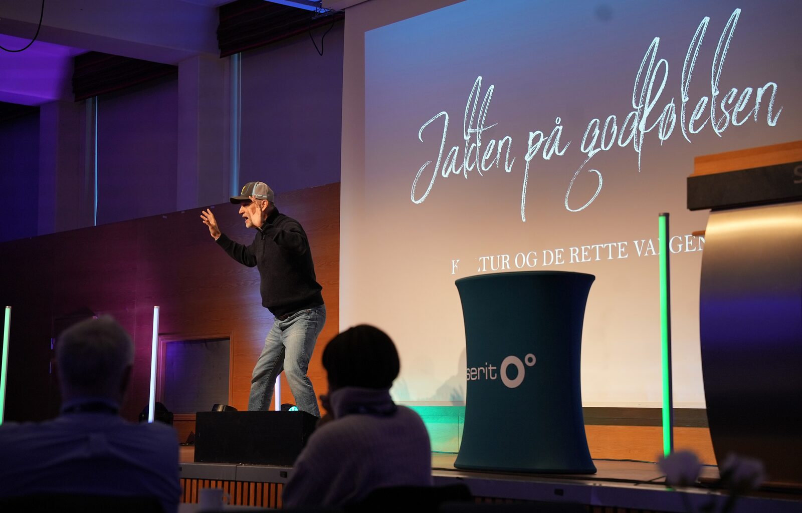 Odd Inge Johansen lener seg mot salen under et foredrag