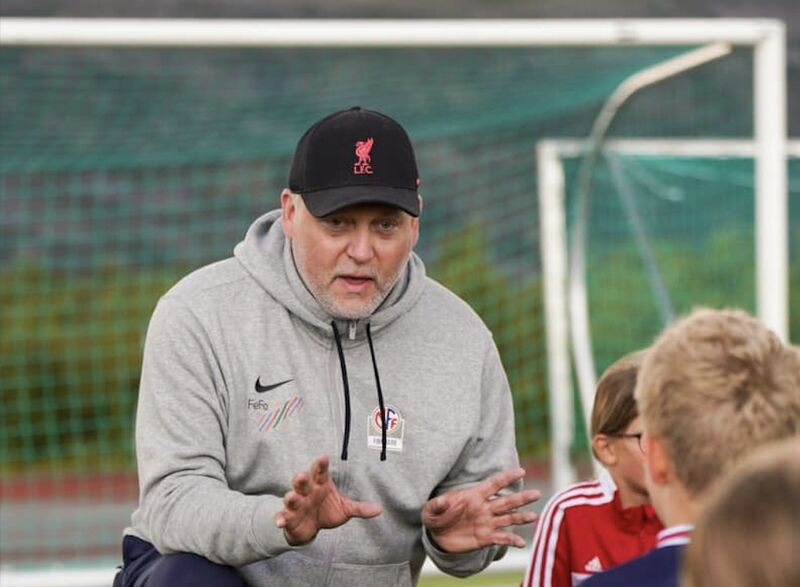 Odd Inge Johansen som fotballtrener i samtale med spillere