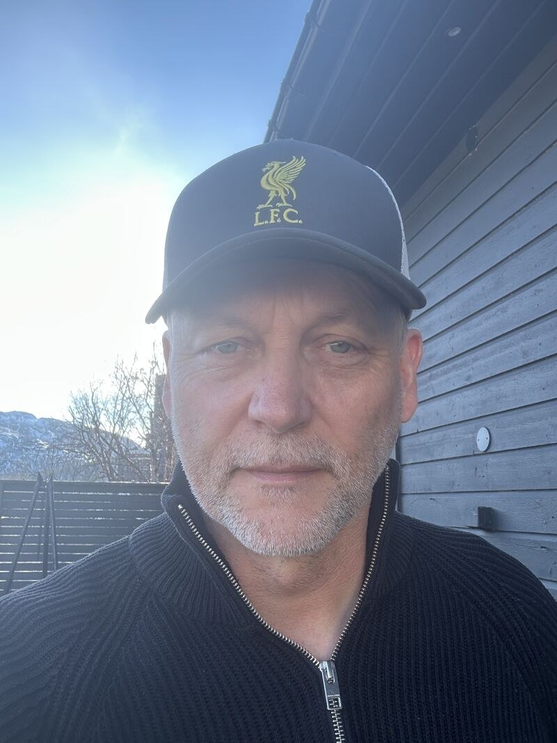 Odd Inge Johansen med Liverpool-caps i solen