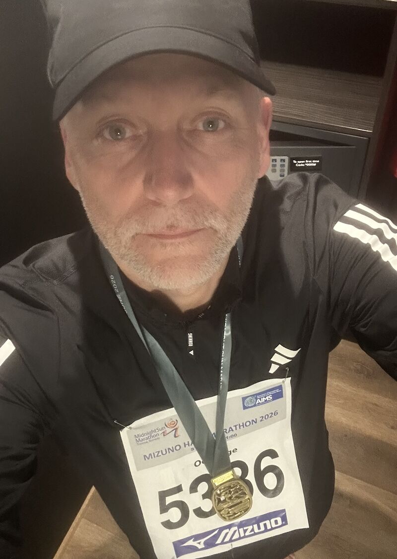 Odd Inge Johansen med medalje etter halvmaraton i Tromsø