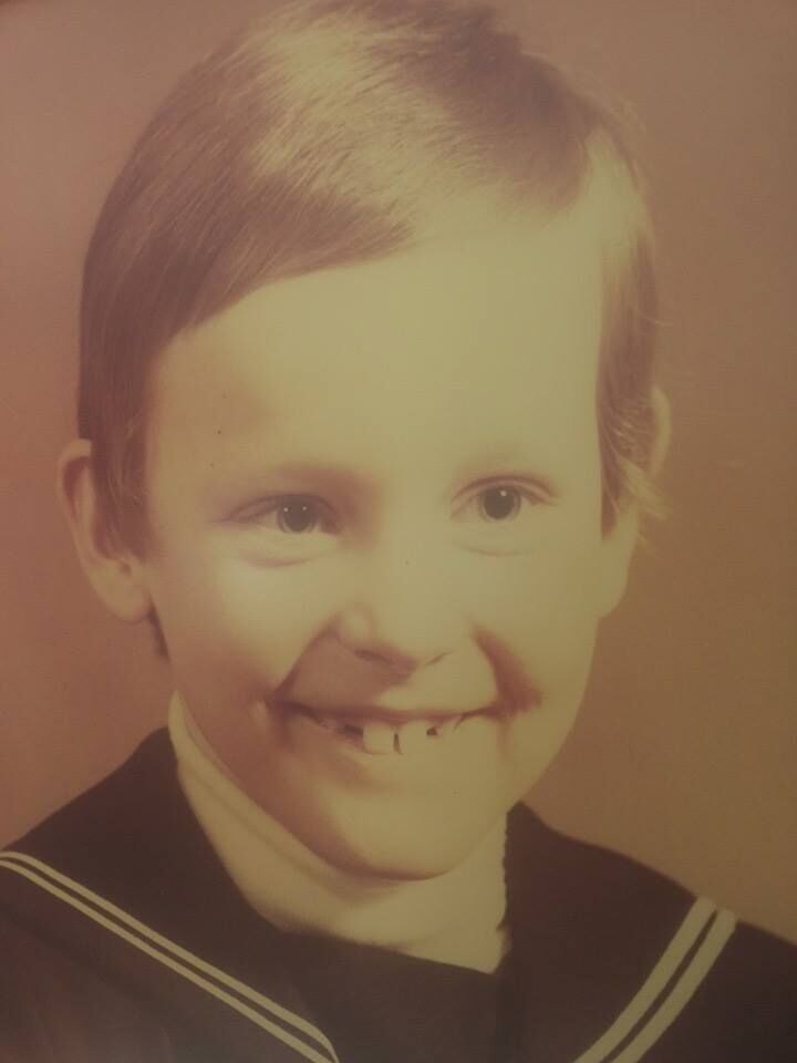 Gammelt portrett av Odd Inge Johansen som smilende gutt i matrosdress